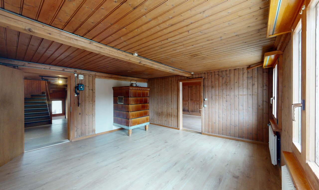 pièce vide avec escaliers, wood wall, mur en bois, inside property, et wood ceiling