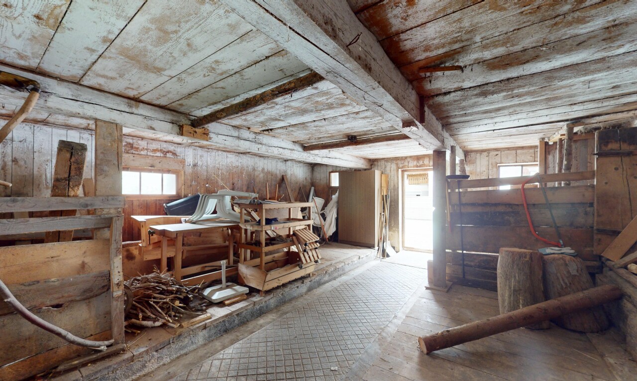 salle à manger avec natural light, lumière naturelle, inside property, et unfinished floor
