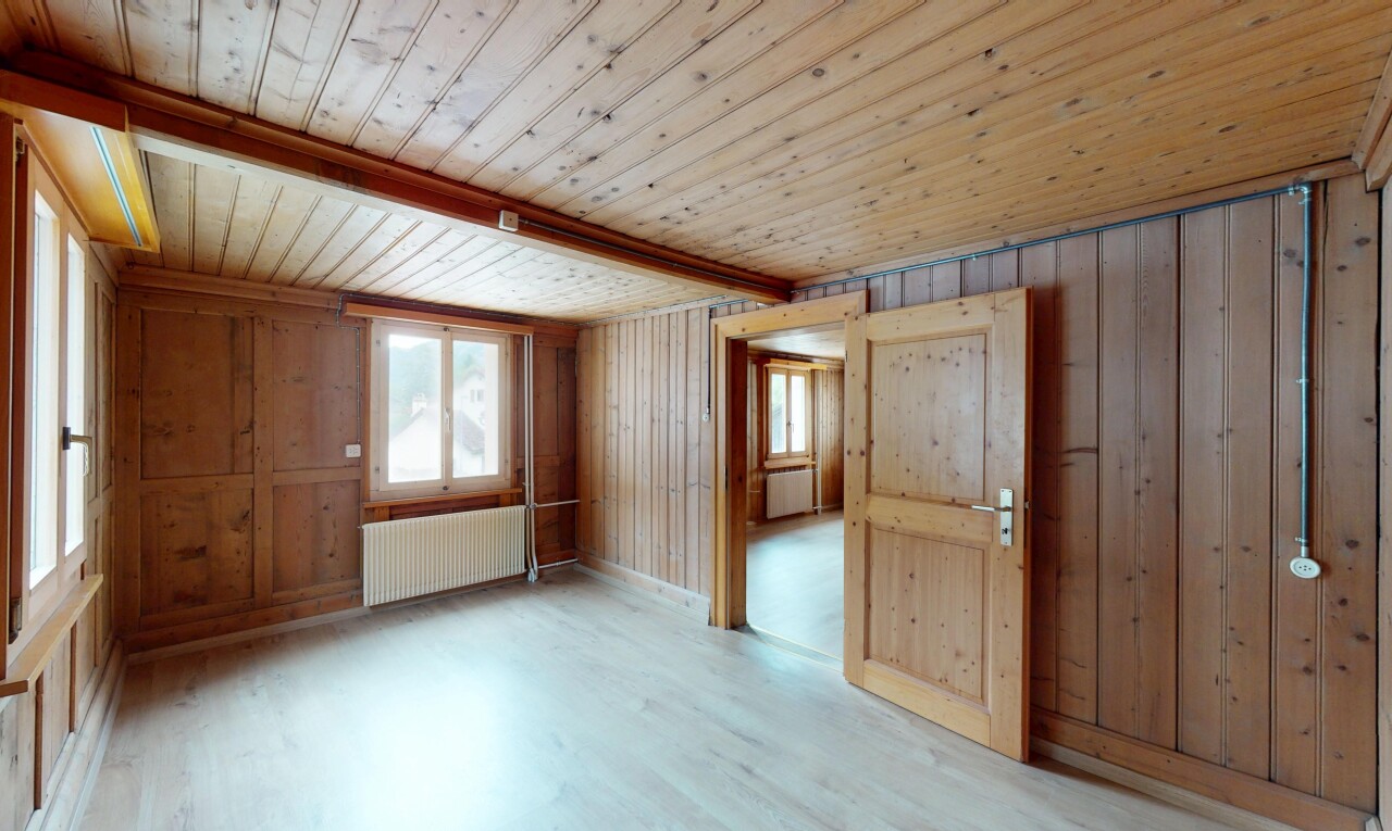 pièce vide avec radiateur, wood ceiling, plafond en bois, inside property, et natural light