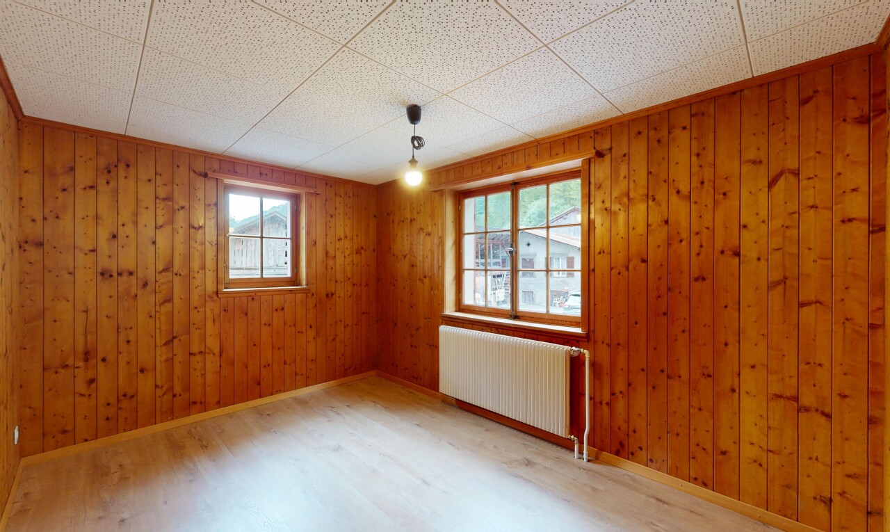 pièce vide avec radiateur, wood finish floor, sol en finition bois, natural light, et lumière naturelle