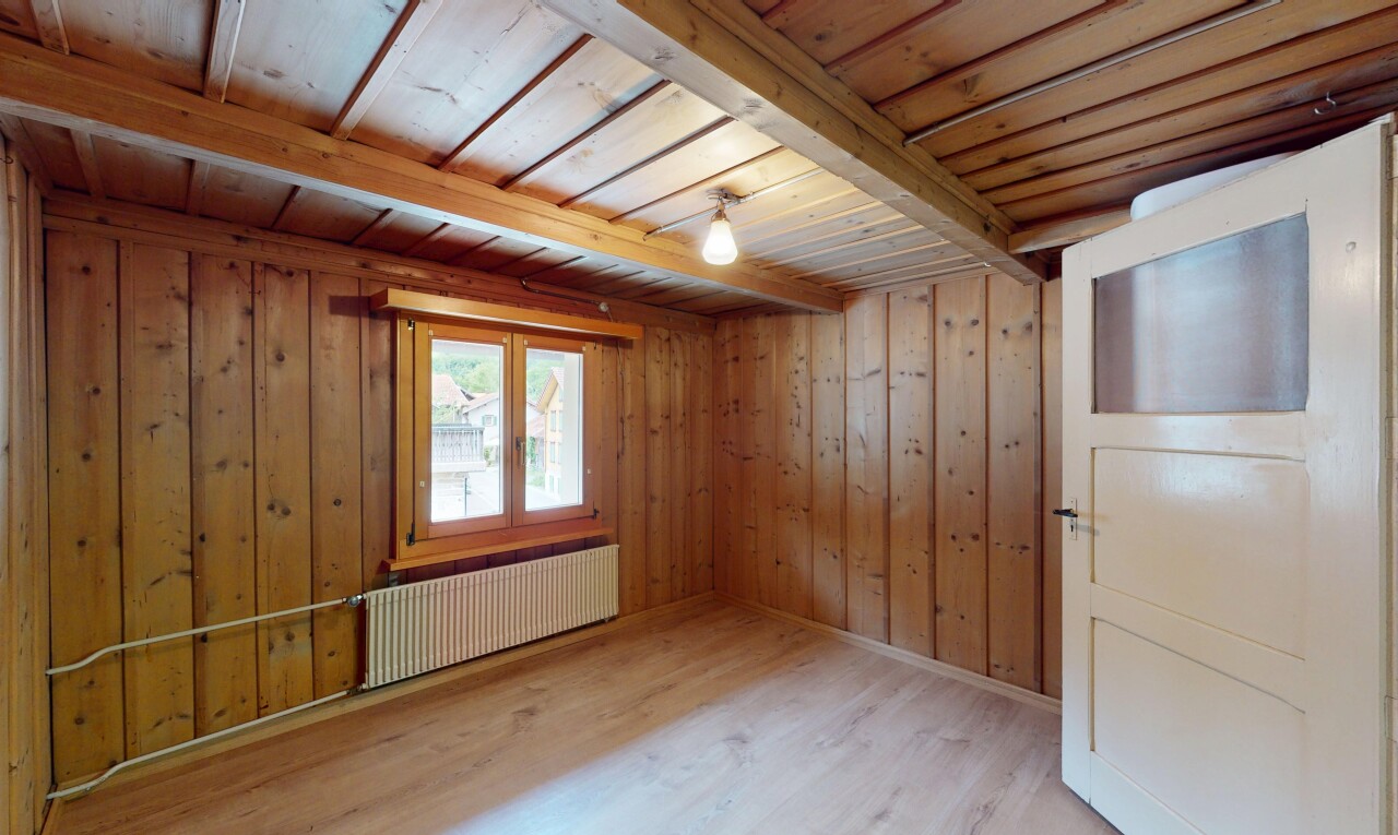 pièce vide avec radiateur, inside property, wood finish floor, sol en finition bois, et natural light