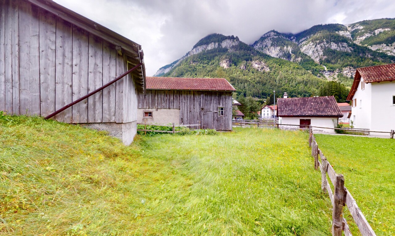 jardin avec clôture, overcast, mountain view, vue sur la montagne, et pelouse