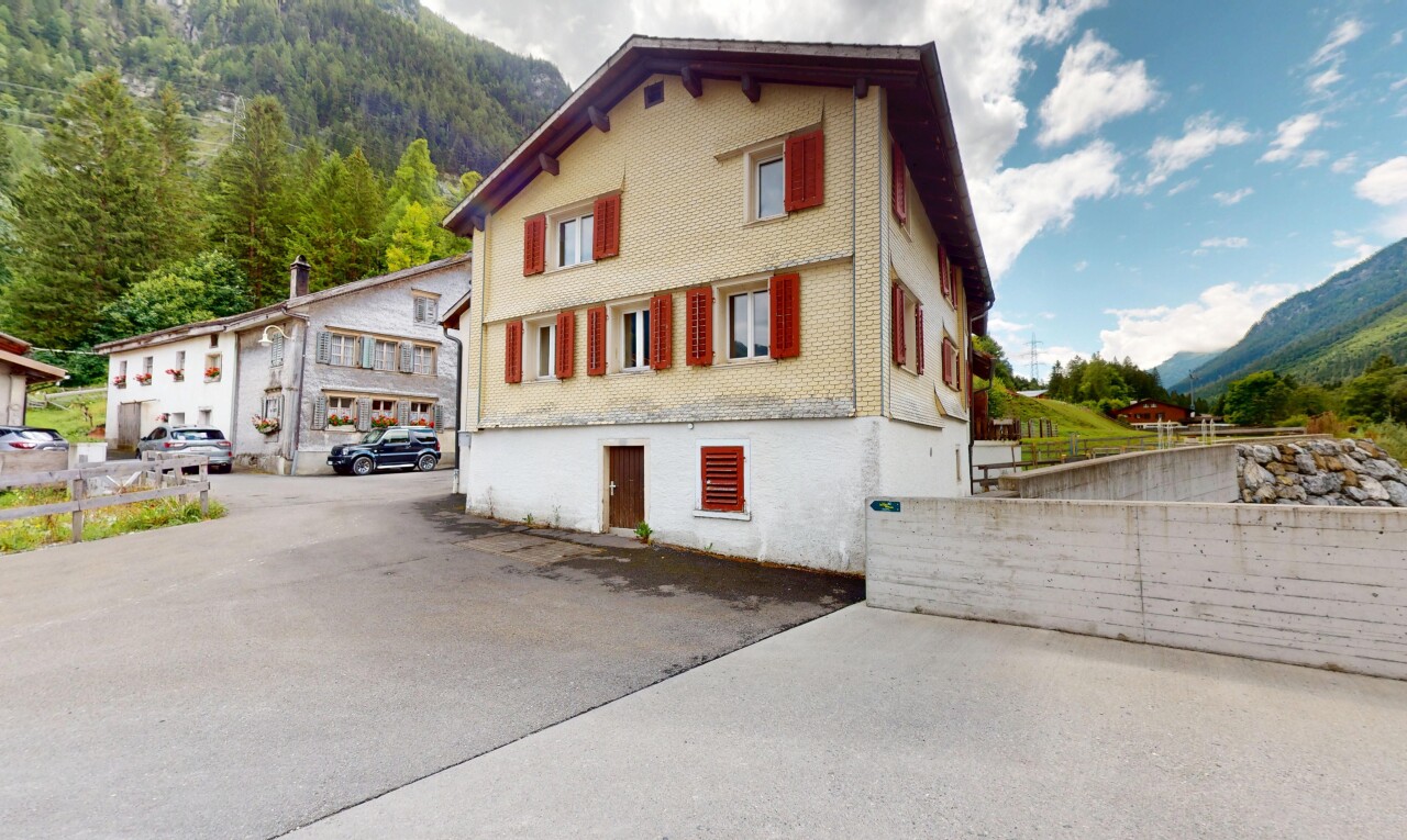 façade avec vue sur la montagne, mountain view, property visible, bardage en brique, et clôture