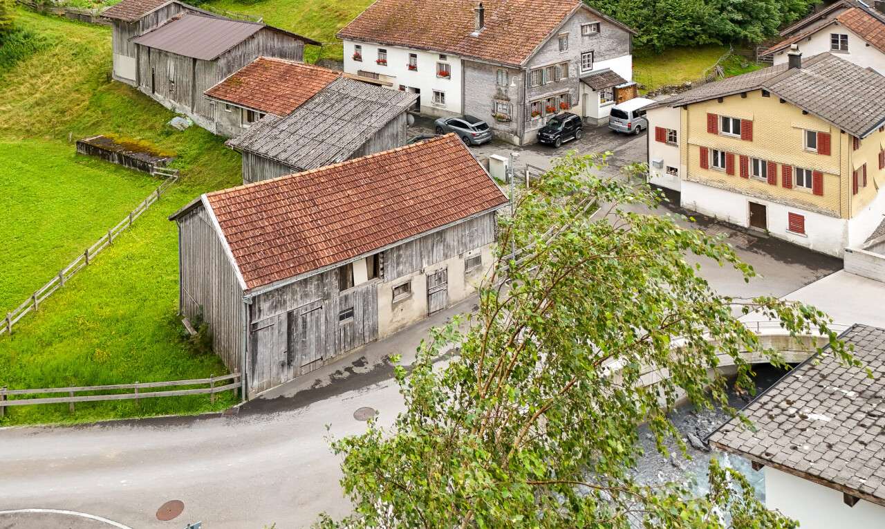 façade avec clôture, drone view, et structure extérieure