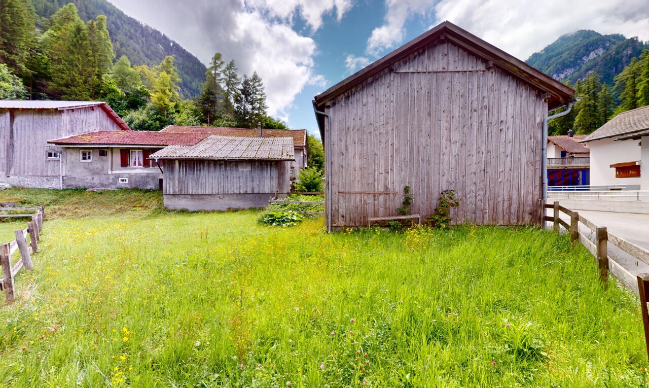 façade avec bardage vertical, property visible, grange, structure extérieure, et vue sur la montagne