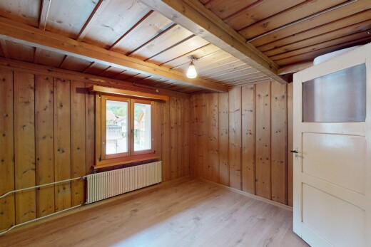 pièce vide avec radiateur, inside property, wood finish floor, sol en finition bois, et natural light