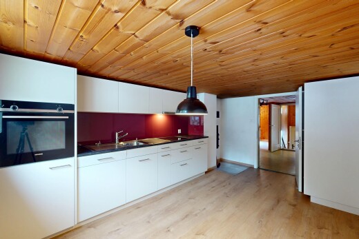 cuisine avec four, plans de travail, inside property, wood finish floor, et sol en finition bois