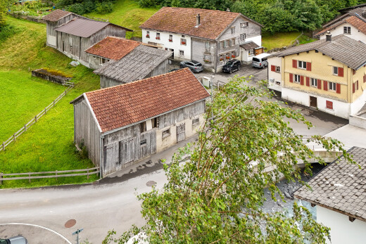 façade avec clôture, drone view, et structure extérieure