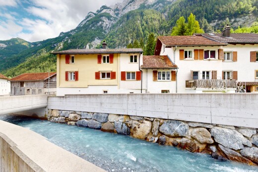außenansicht mit schornstein, blick auf die berge, mountain view, day time, und stuckverkleidung