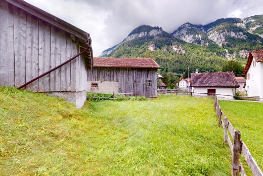 jardin avec clôture, overcast, mountain view, vue sur la montagne, et pelouse