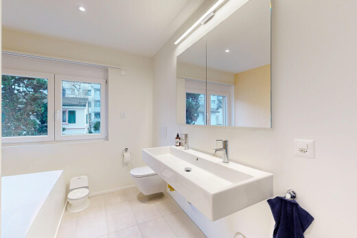 salle de bains avec salle de bain complète, bain, cloison sèche, drywall, et sol en carrelage