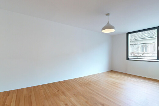pièce vide avec cloison sèche, drywall, lumière naturelle, natural light, et sol en finition bois