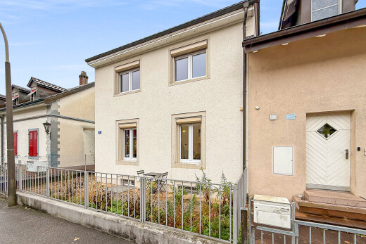 view of home featuring a fenced front yard, stucco siding, and entry steps