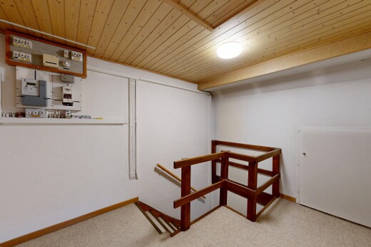 treppe mit drywall, gipskartonwand, inside property, wood ceiling, und holzdecke