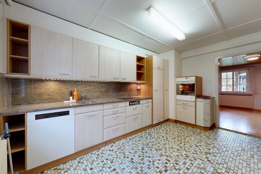 küche mit offene regale, natural light, natürliches licht, inside property, und drywall