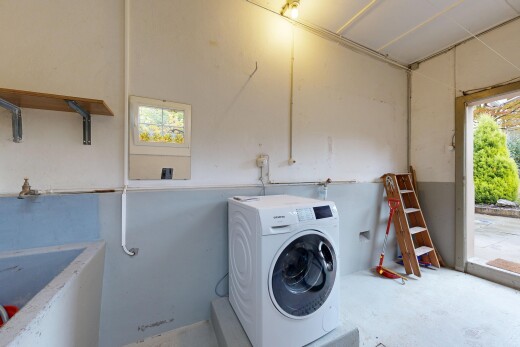 wäschekammer mit tumbler, inside property, natural light, natürliches licht, und wäscherei