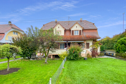 außenansicht mit property visible, rasen, und day time