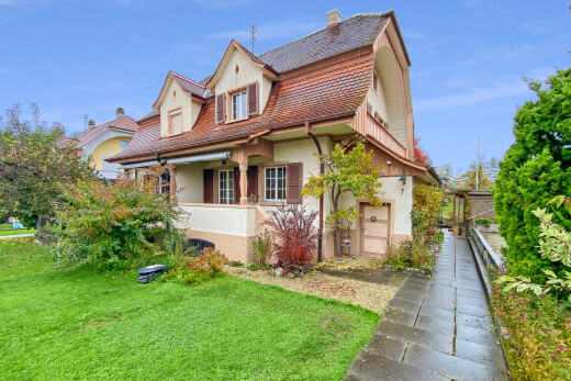 außenansicht mit property visible, rasen, stuckverkleidung, dachgaube, und day time