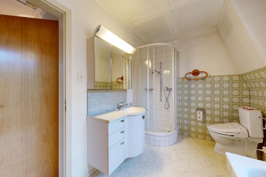 bad mit komplettes badezimmer, spiegel, schminktisch, inside property, und dusche