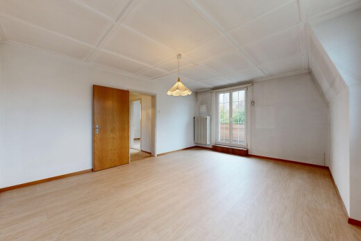 leerer raum mit natural light, natürliches licht, baseboards wall, sockelleisten, und inside property