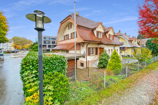 außenansicht mit dachgaube, zaun, residential view, wohngebietblick, und day time