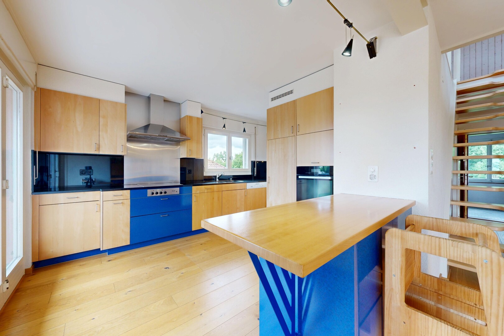 cuisine avec light brown cabinets, armoires marron clair, light floor, kitchen peninsula, et péninsule de cuisine