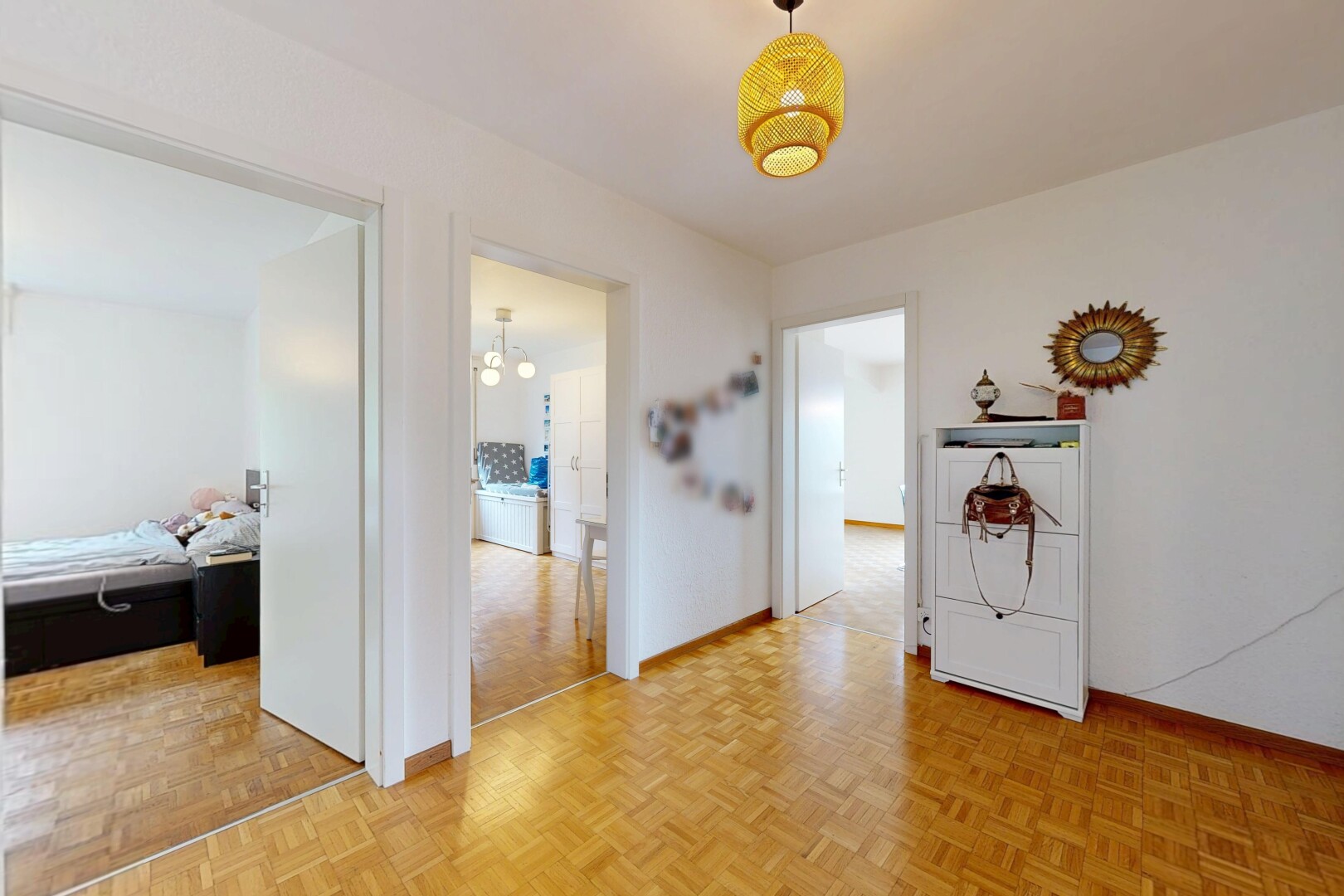 pièce vide avec parquet floor, sol en finition bois, wood finish floor, cloison sèche, et drywall