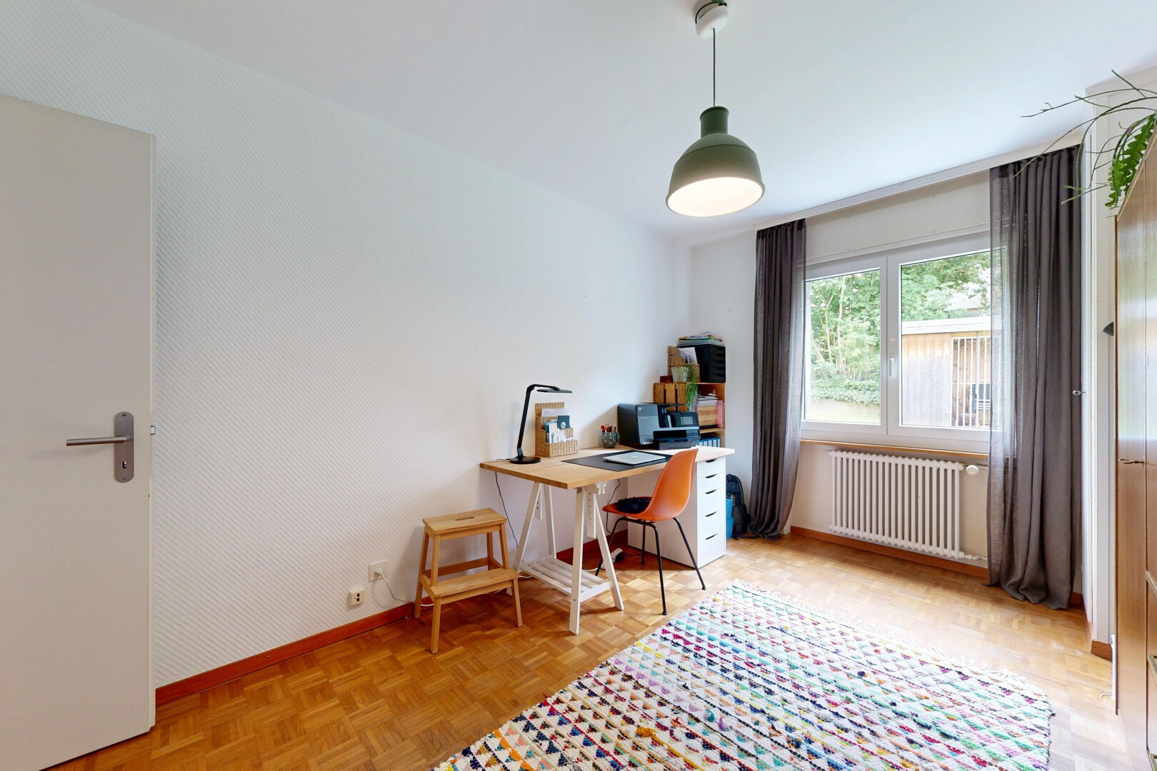 bureau avec parquet floor, espace bureau, radiateur, inside property, et light floor