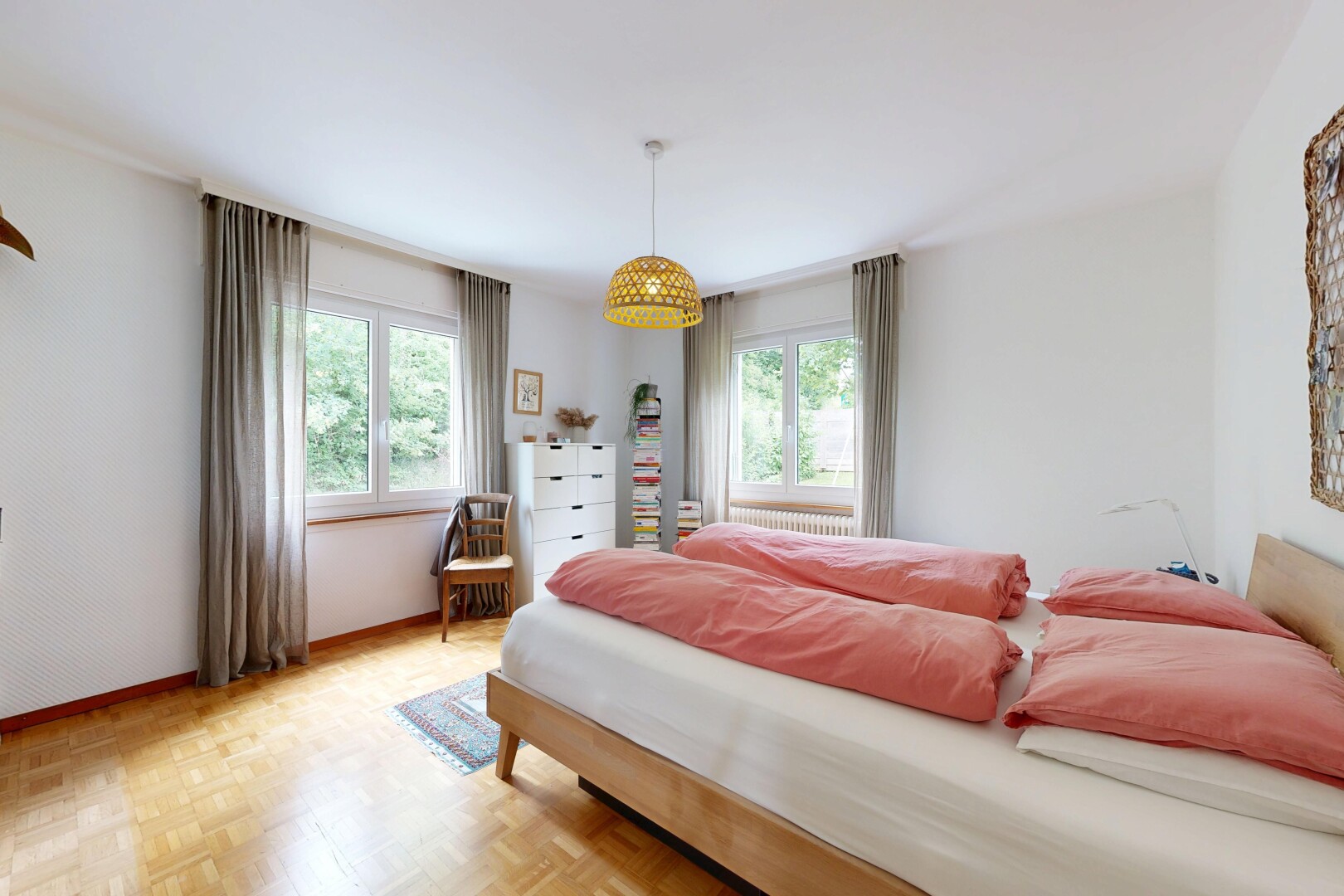 chambre avec wood finish floor, sol en finition bois, drywall, cloison sèche, et parquet floor