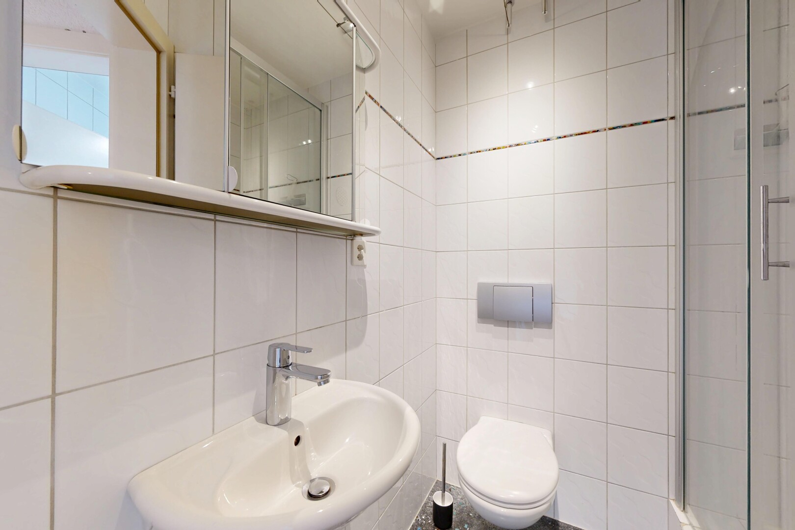 salle de bains avec miroir, évier, salle de bain complète, mur en carrelage, et tile wall