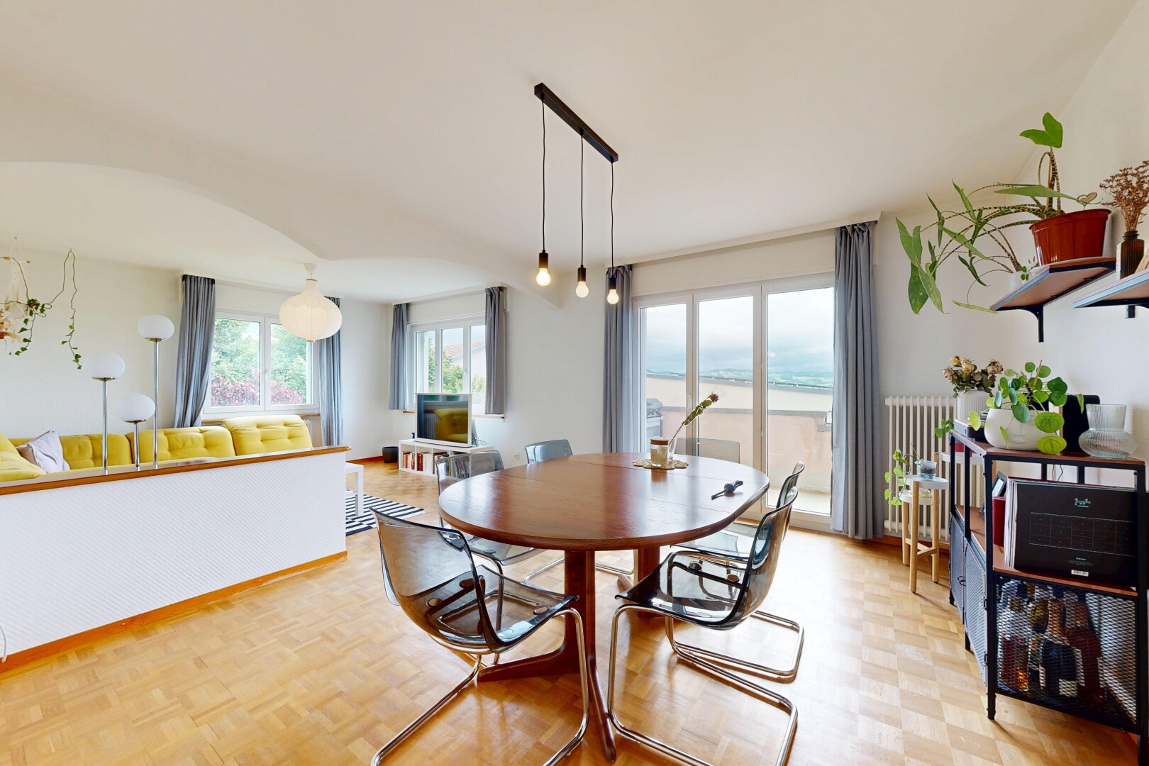 salon / salle à manger avec inside property, drywall, cloison sèche, radiateur, et natural light