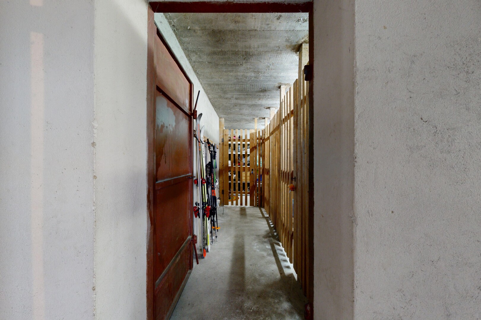 couloir avec sol en béton, concrete floor, plafond en béton, concrete ceiling, et unfinished concrete floor
