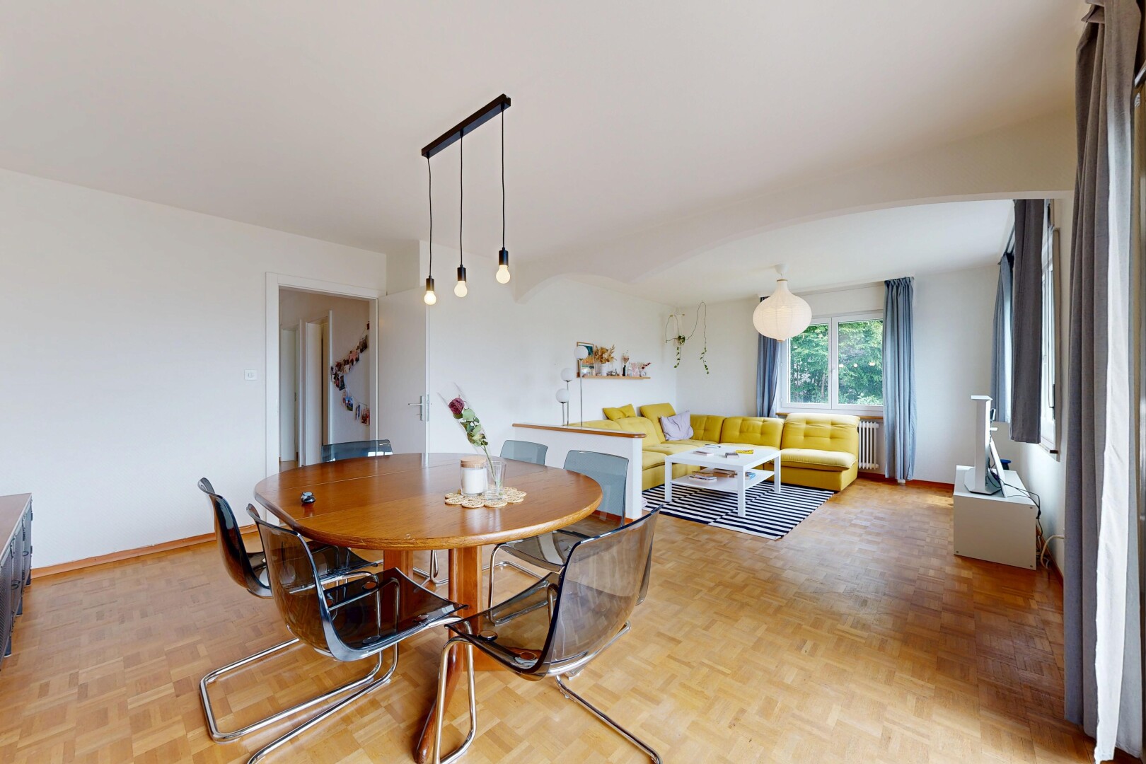salon / salle à manger avec drywall, cloison sèche, inside property, wood finish floor, et sol en finition bois