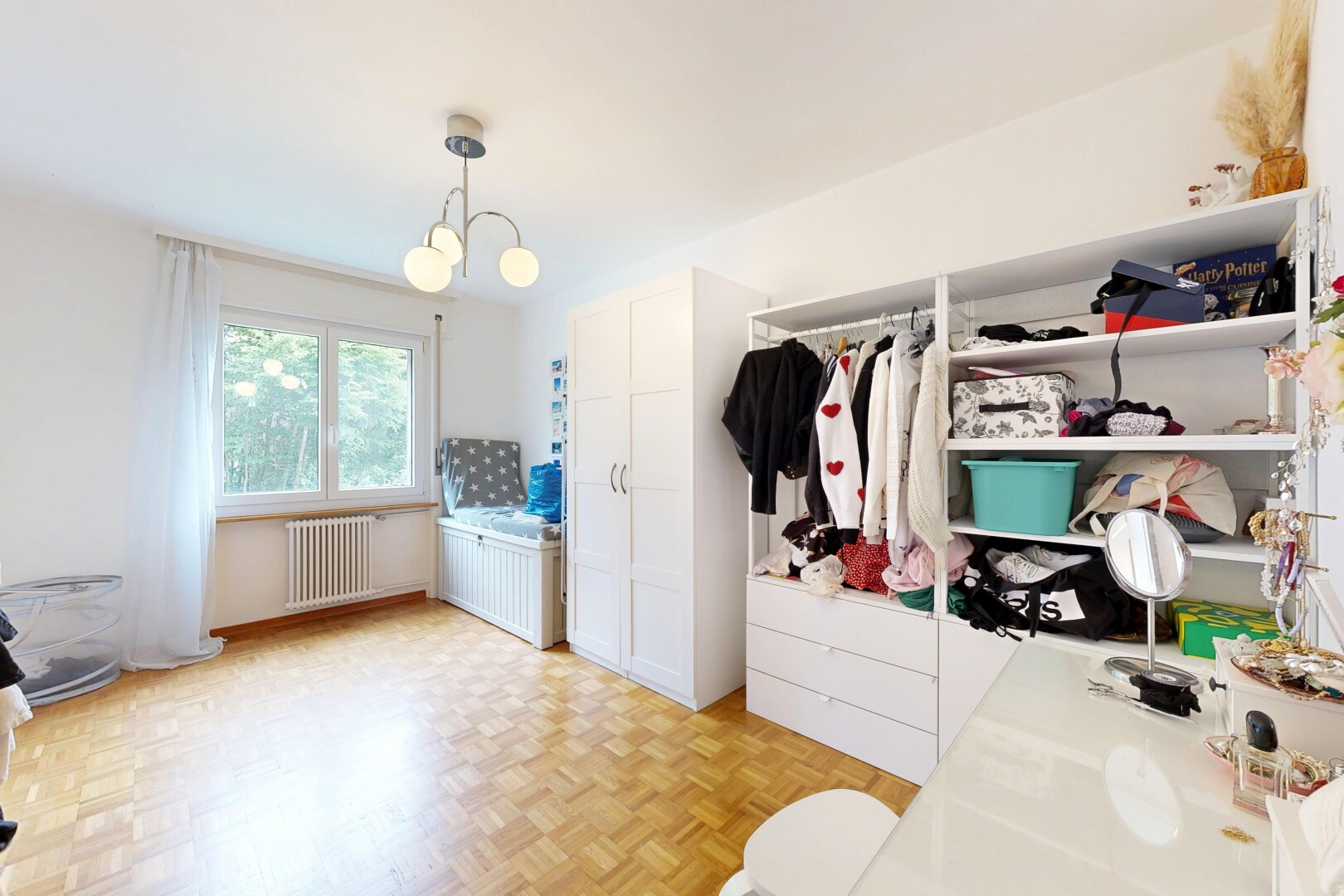 dressing avec sol en finition bois, wood finish floor, lustre remarquable, radiateur, et light floor