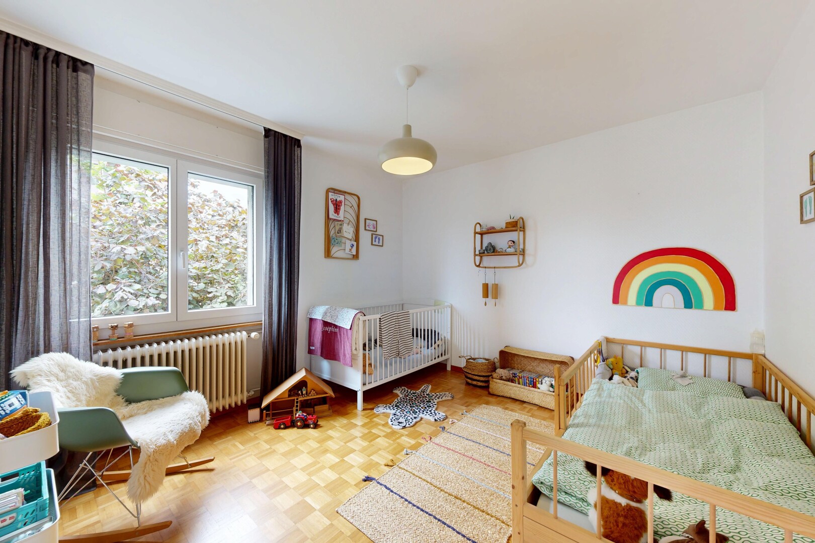 chambre avec parquet floor, radiateur, wood finish floor, sol en finition bois, et nursery