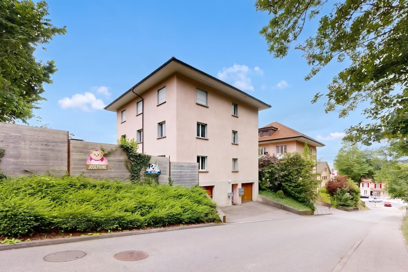 façade avec bardage en stuc, apartment complex view, from community, et day time