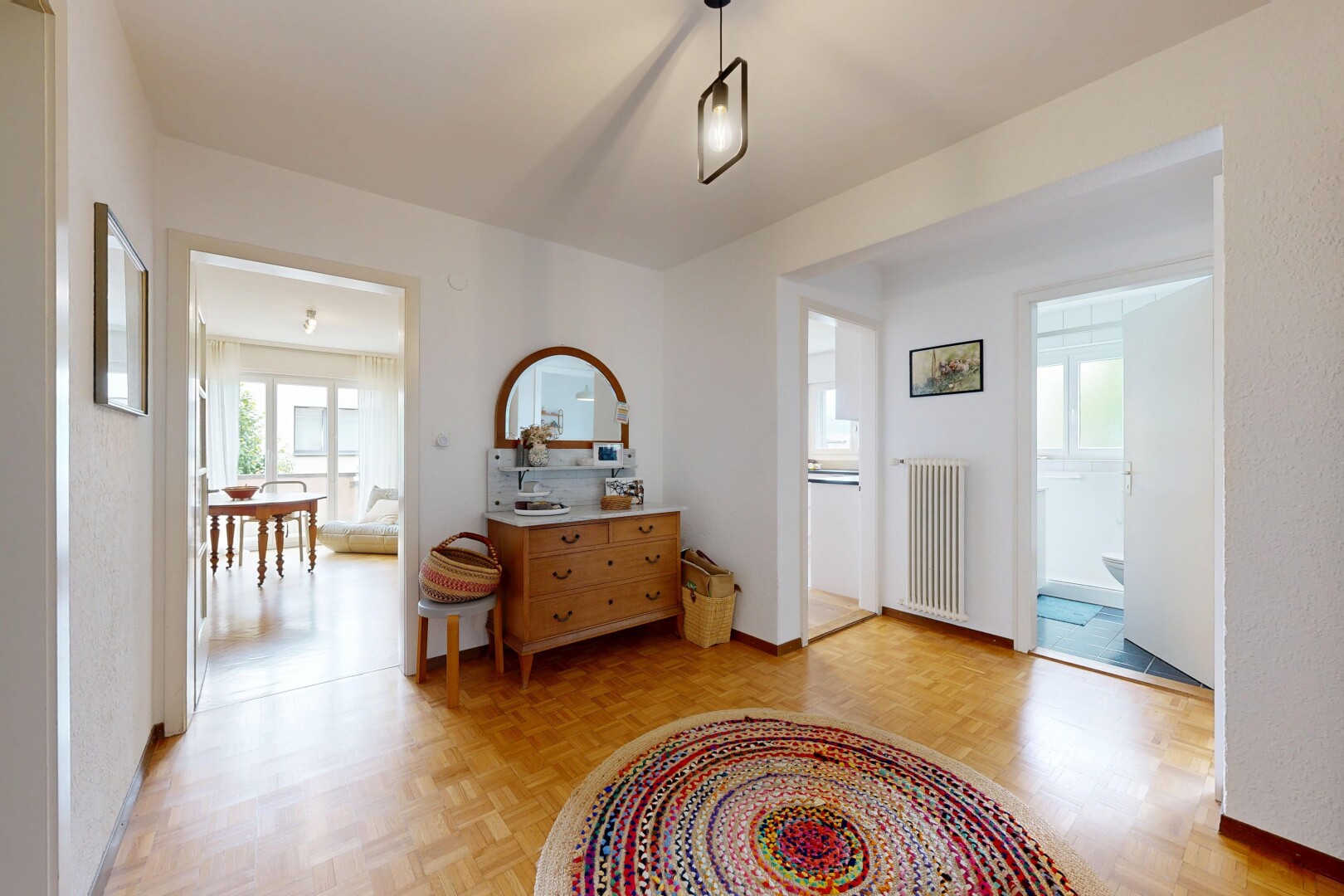 couloir avec inside property, sol en finition bois, wood finish floor, lumière naturelle, et natural light