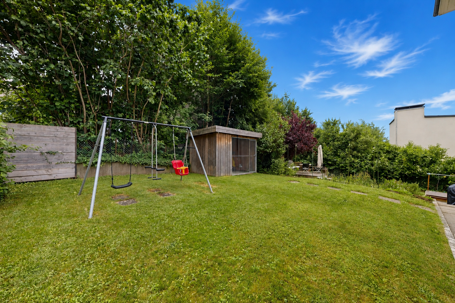 jardin avec from property, pelouse, structure extérieure, abri, et day time