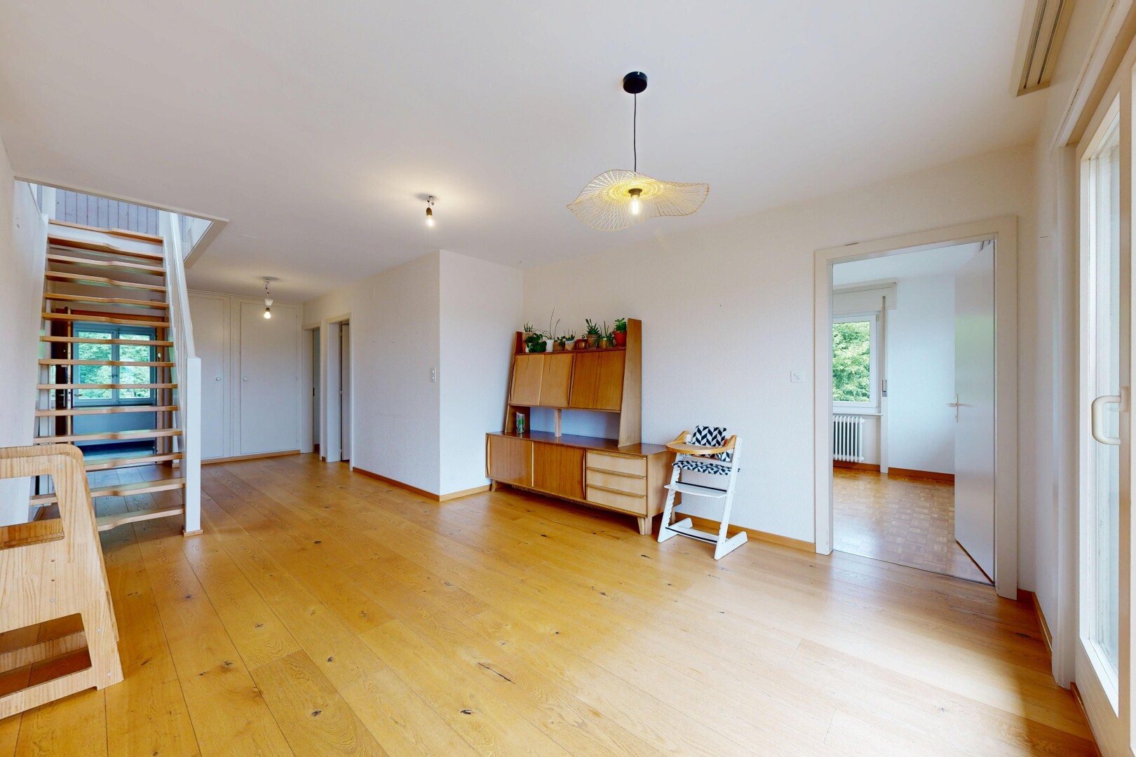 salon avec natural light, lumière naturelle, wood finish floor, sol en finition bois, et inside property