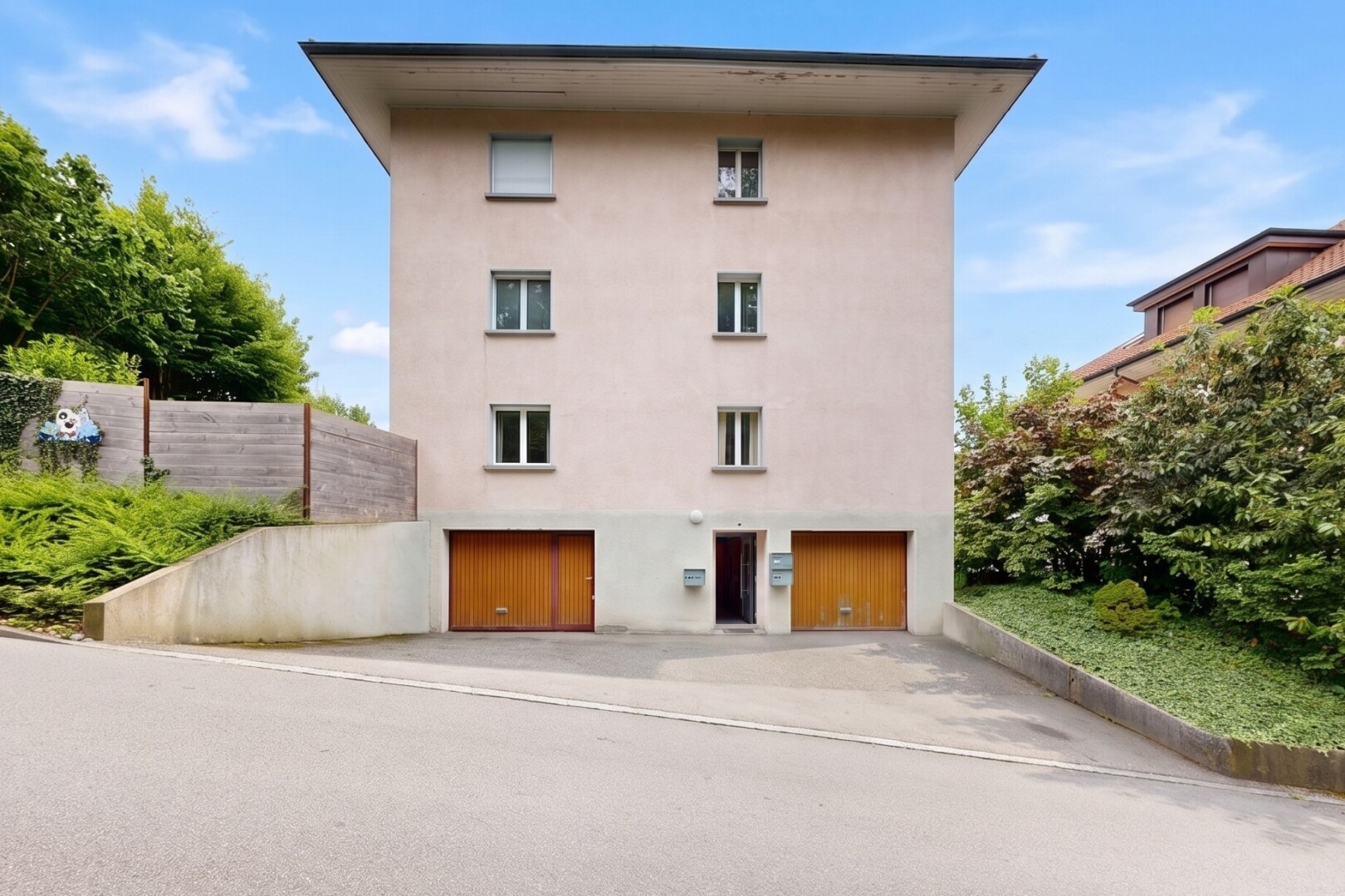 façade avec day time, garage intégré, apartment complex view, bardage en stuc, et from community