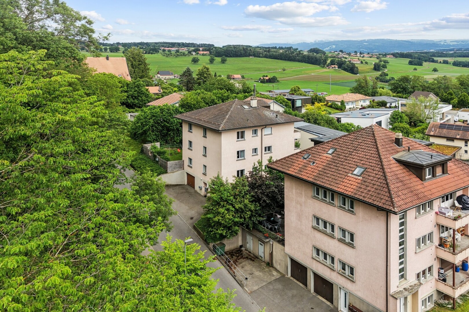 façade avec bardage en stuc, day time, et drone view
