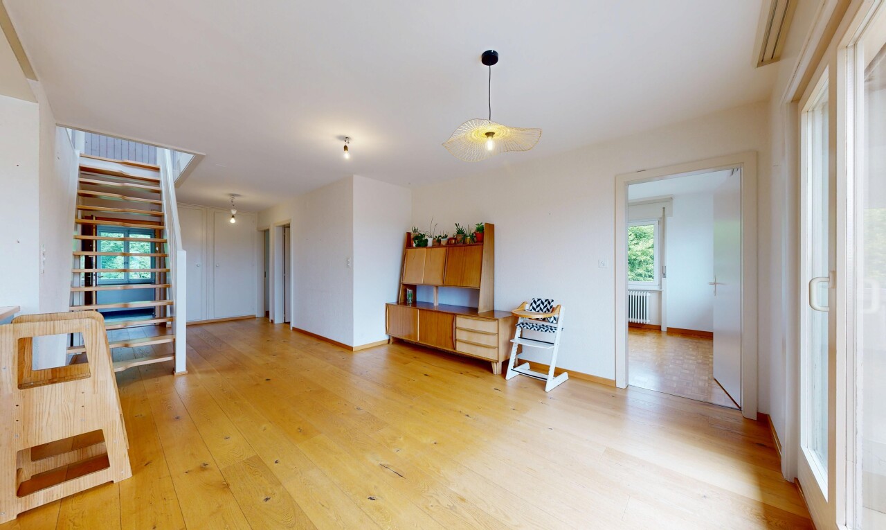salon avec natural light, lumière naturelle, wood finish floor, sol en finition bois, et inside property