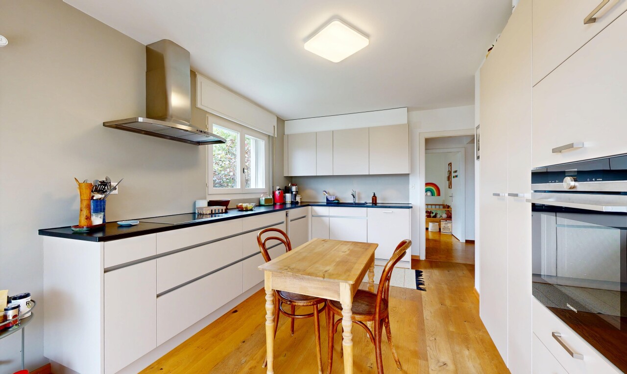 cuisine avec hotte, natural light, lumière naturelle, dark countertops, et plans de travail