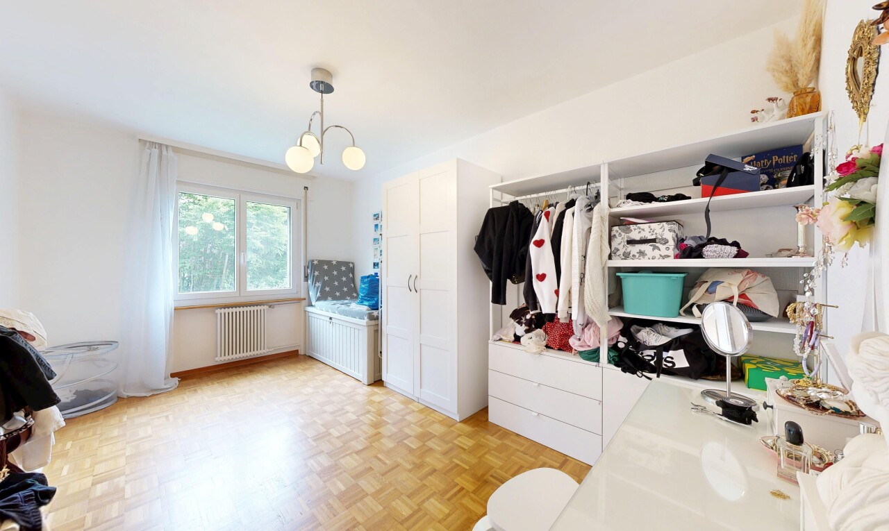dressing avec sol en finition bois, wood finish floor, lustre remarquable, radiateur, et light floor
