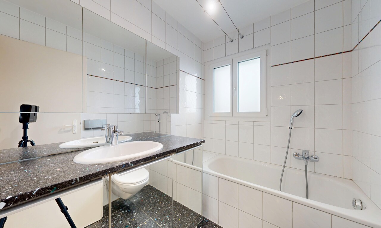 salle de bains avec tile wall, mur en carrelage, salle de bain complète, bain, et natural light