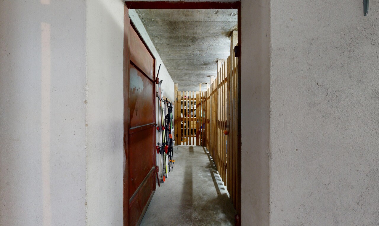 couloir avec sol en béton, concrete floor, plafond en béton, concrete ceiling, et unfinished concrete floor