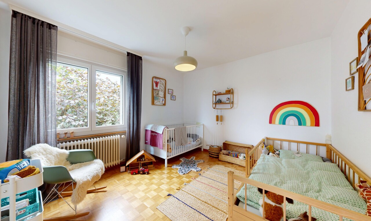 chambre avec parquet floor, radiateur, wood finish floor, sol en finition bois, et nursery