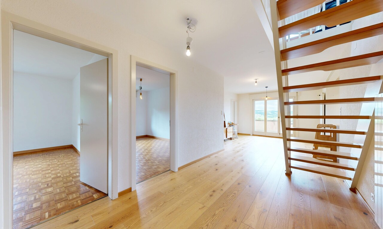 pièce vide avec sol en finition bois, wood finish floor, lumière naturelle, natural light, et inside property