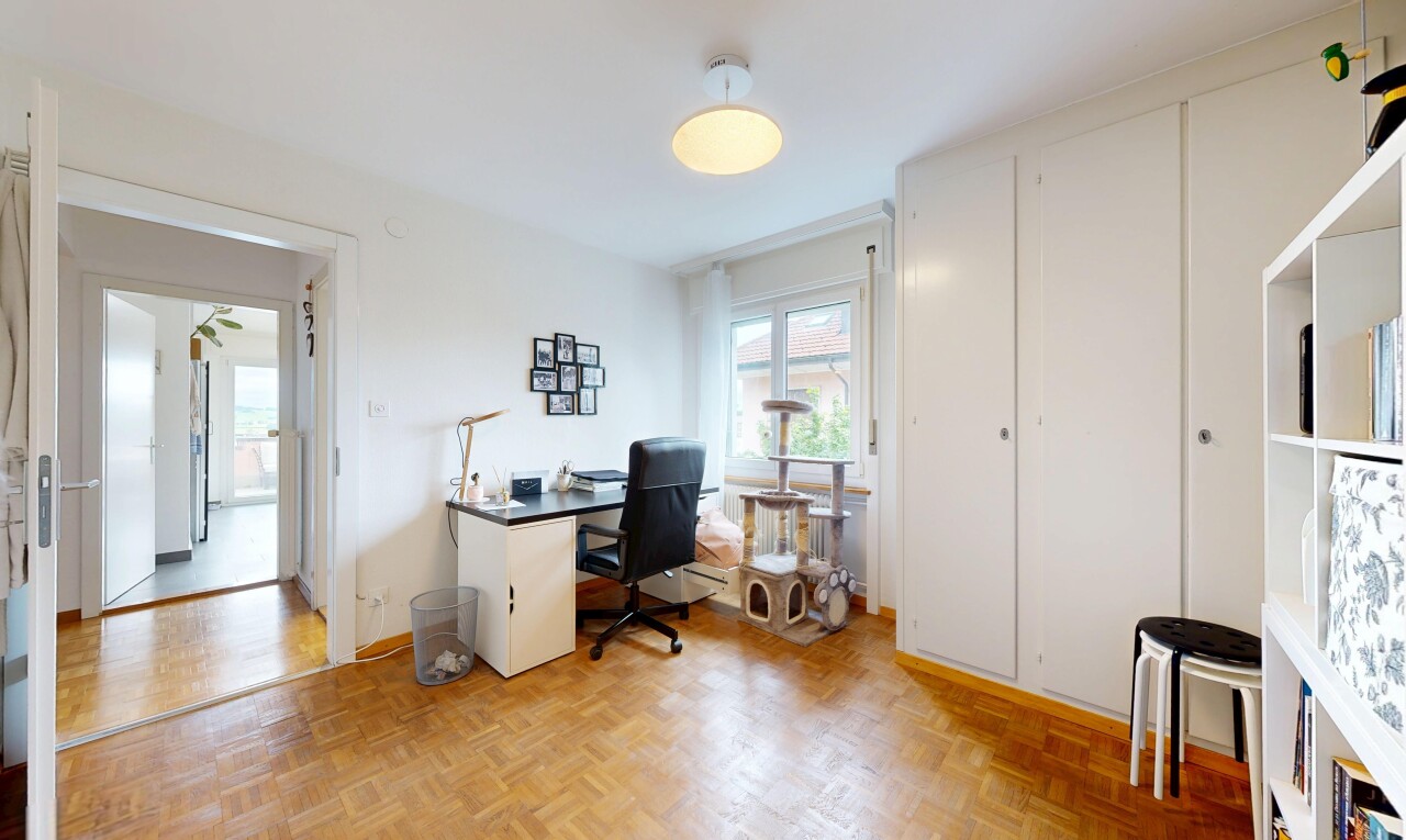 bureau avec espace bureau, inside property, lumière naturelle, natural light, et light floor
