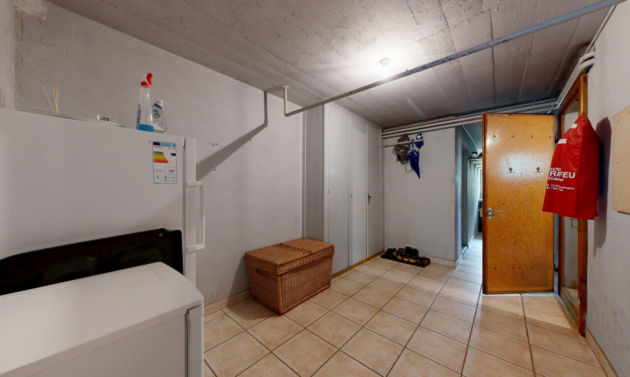 chambre avec inside property, réfrigérateur, cloison sèche, drywall, et light floor